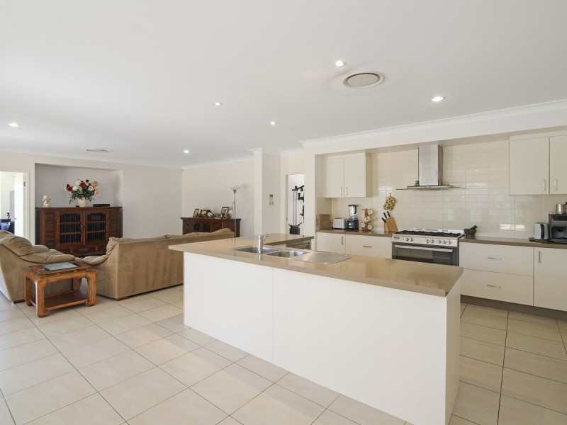 115 Wunburra Circle, Pacific Pines QLD 4211