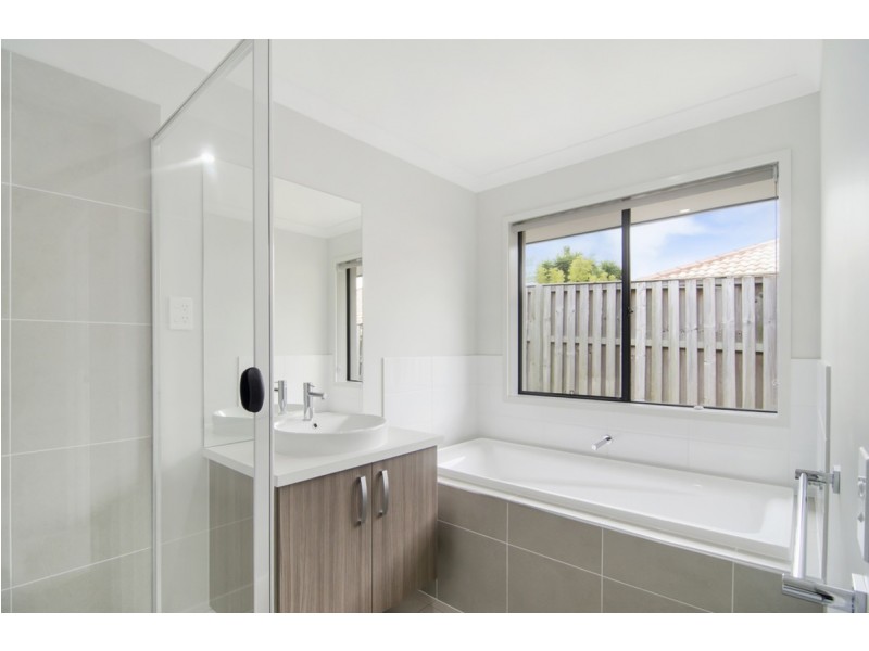 34 Lawley Crescent, Pacific Pines QLD 4211