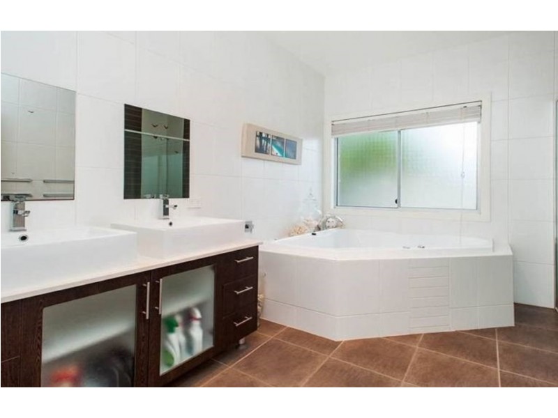 11 Salvado Drive, Pacific Pines QLD 4211