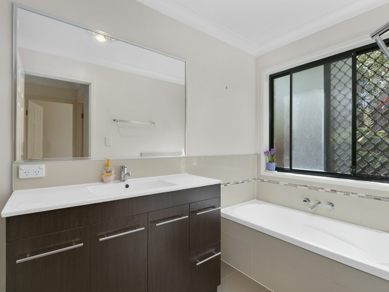 28 Midway Terrace, Pacific Pines QLD 4211