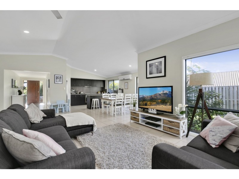 10 Bimberi Row, Pacific Pines QLD 4211