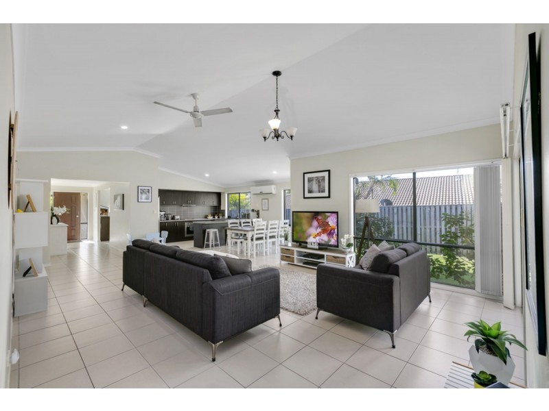 10 Bimberi Row, Pacific Pines QLD 4211