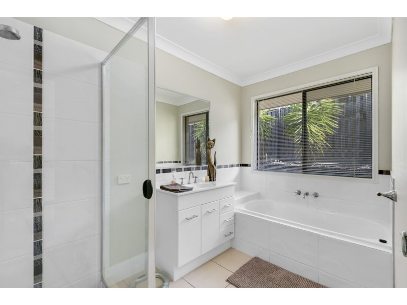 10 Bimberi Row, Pacific Pines QLD 4211