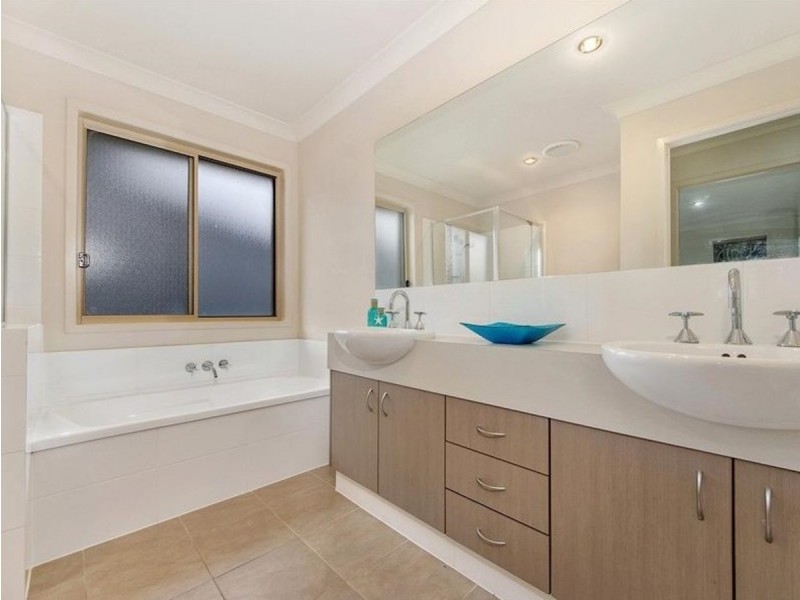 10 Chesterton Street, Pacific Pines QLD 4211