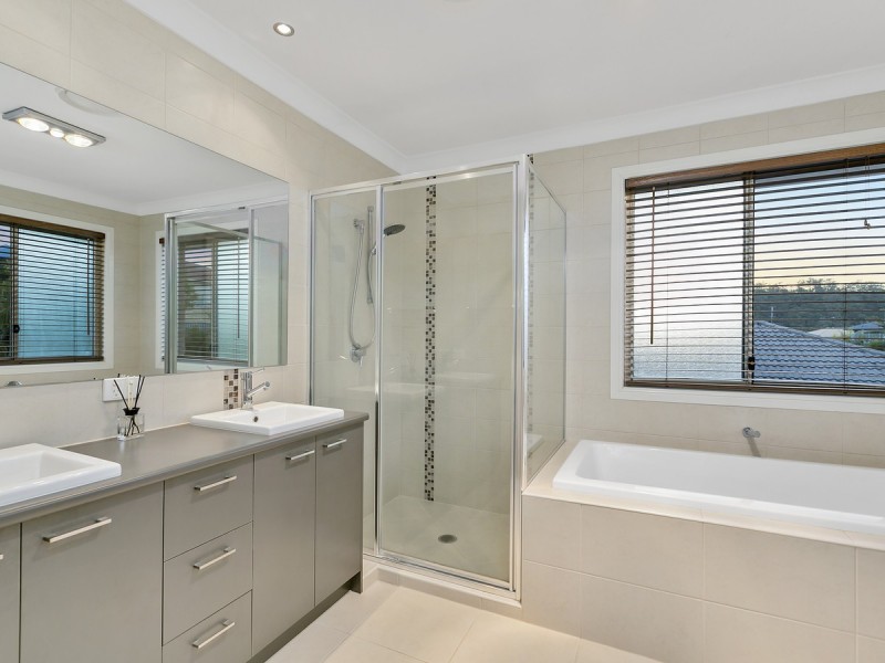 20 Hawkesbury Avenue, Pacific Pines QLD 4211