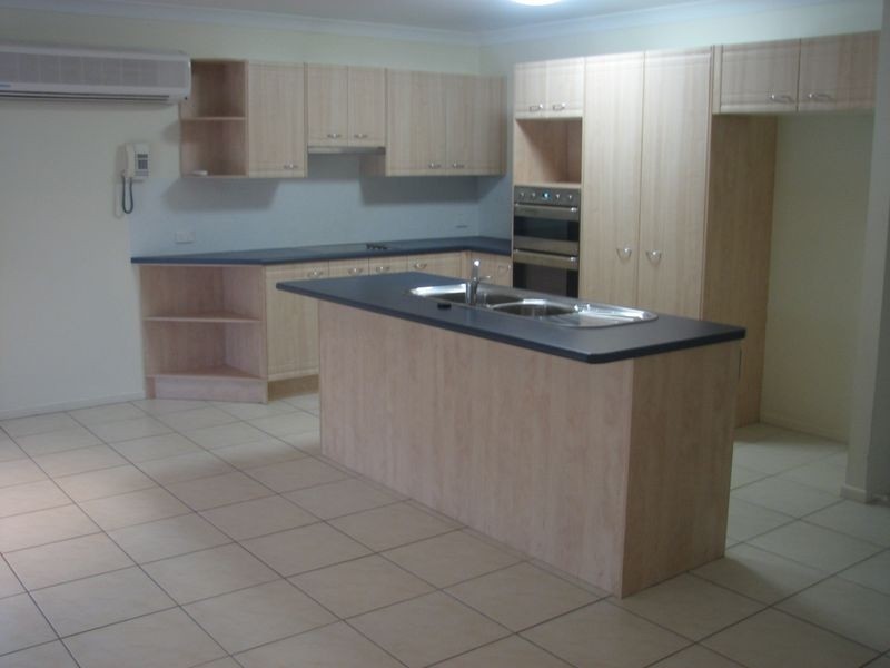 2/16 Crosby Avenue, Pacific Pines QLD 4211