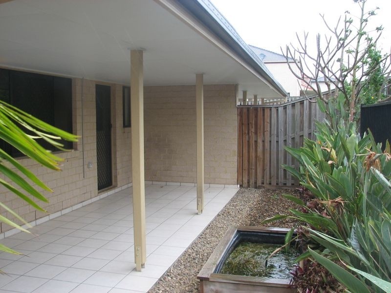 2/16 Crosby Avenue, Pacific Pines QLD 4211