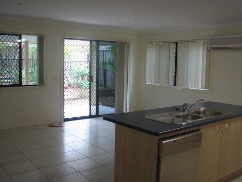 2/16 Crosby Avenue, Pacific Pines QLD 4211