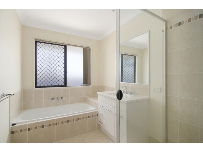 11 Wunburra Circle, Pacific Pines QLD 4211
