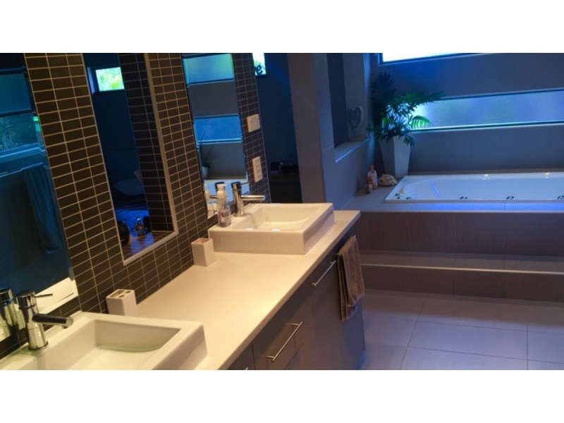 47 Laughlen Chase, Pacific Pines QLD 4211