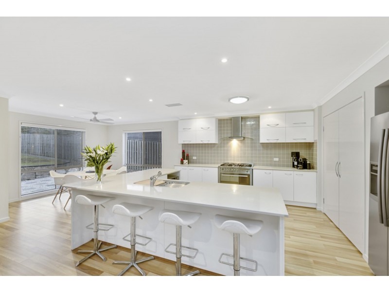 40 Codrington Circuit, Pacific Pines QLD 4211