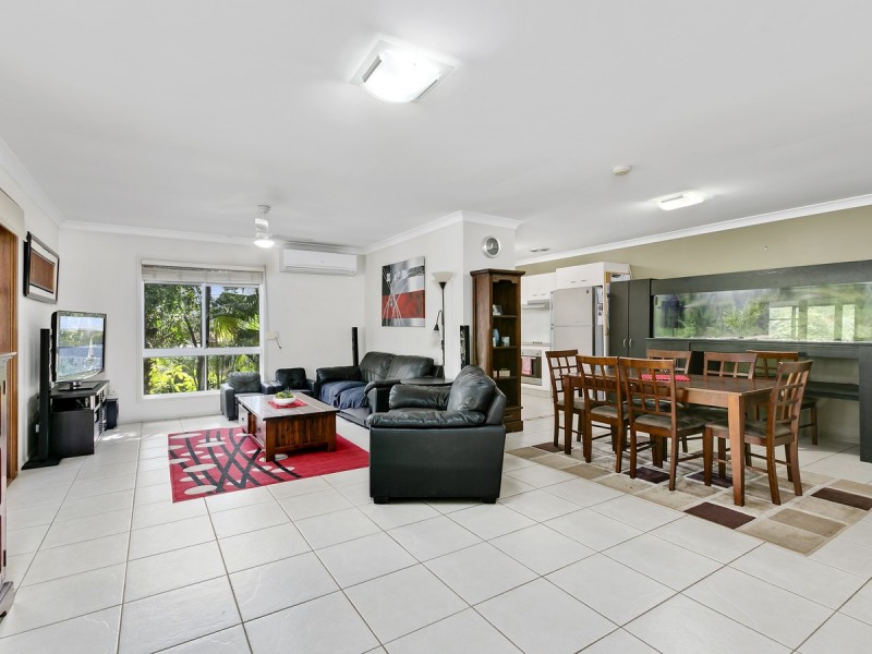 6 Nauru Place, Pacific Pines QLD 4211