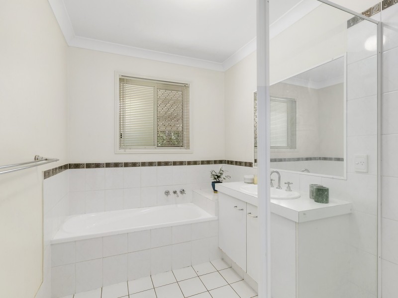 6 Nauru Place, Pacific Pines QLD 4211