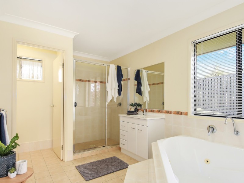 5 Peckham Court, Pacific Pines QLD 4211