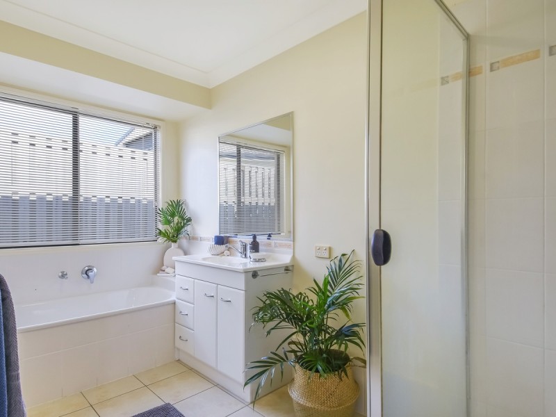 5 Peckham Court, Pacific Pines QLD 4211