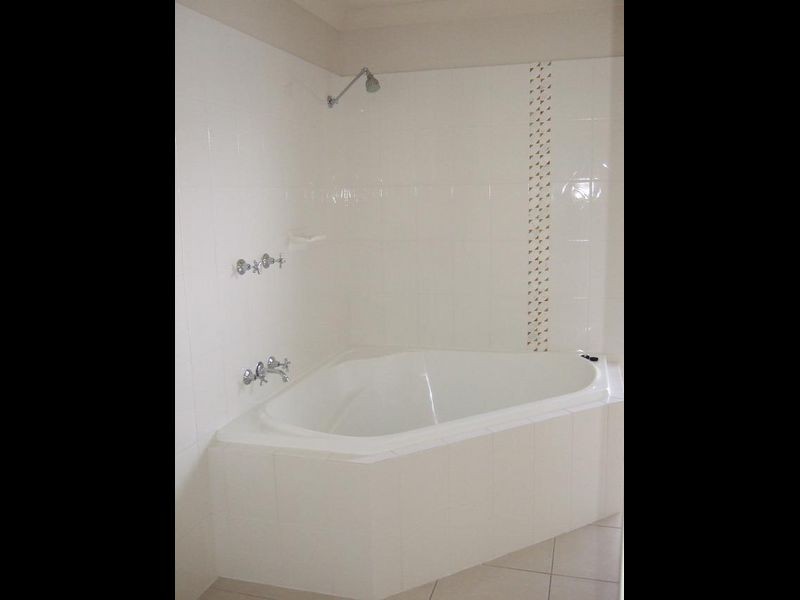 15 Bowley Street, Pacific Pines QLD 4211