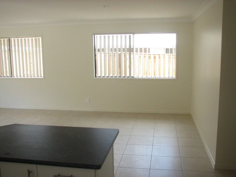 70 Hawkesbury Avenue, Pacific Pines QLD 4211