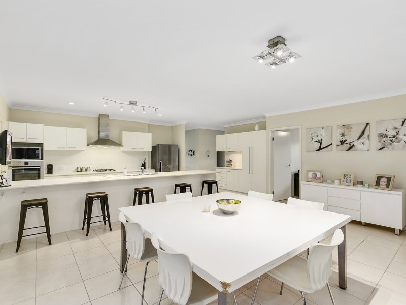 40 Hawkesbury Avenue, Pacific Pines QLD 4211