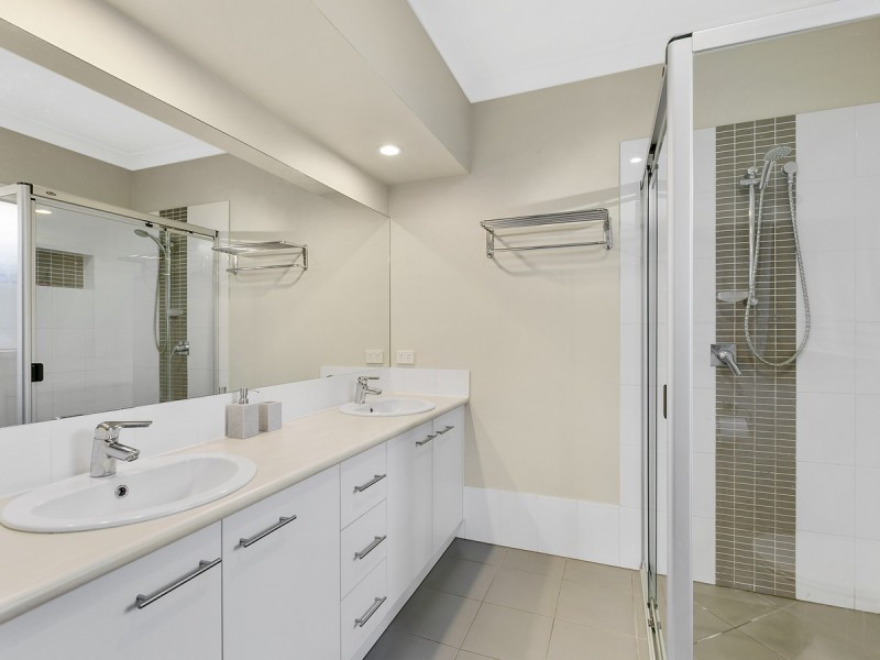 40 Hawkesbury Avenue, Pacific Pines QLD 4211