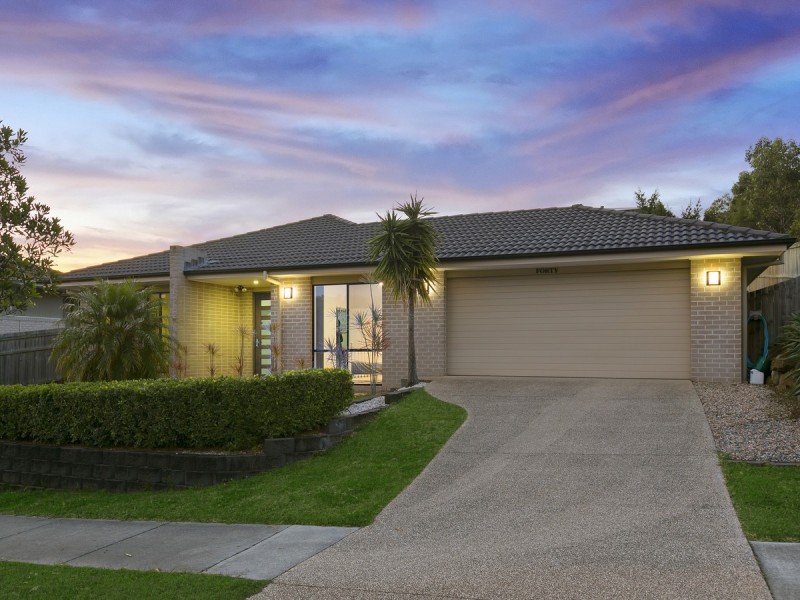 40 Hawkesbury Avenue, Pacific Pines QLD 4211