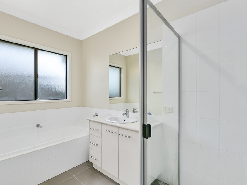 40 Hawkesbury Avenue, Pacific Pines QLD 4211