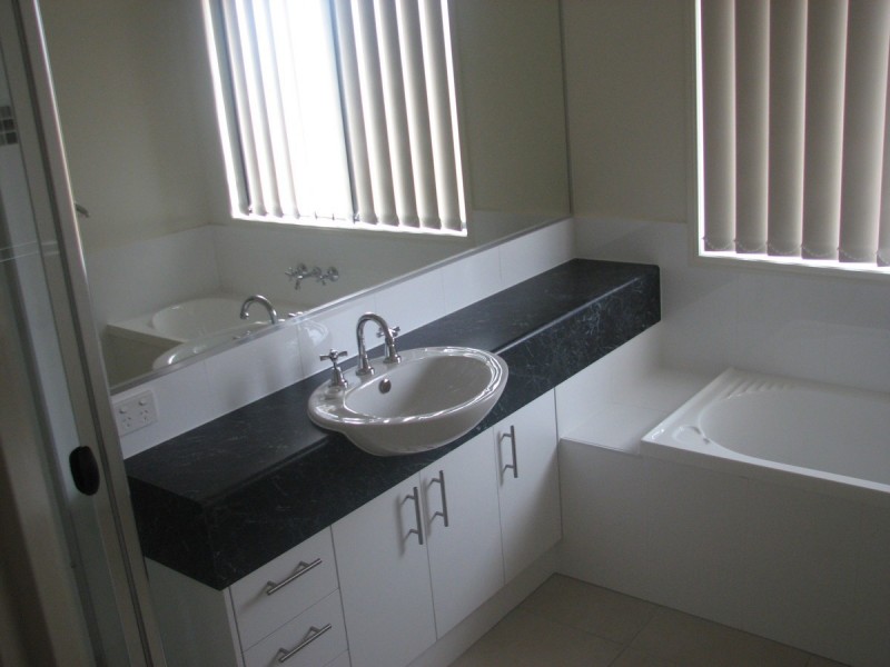 70 Hawkesbury Avenue, Pacific Pines QLD 4211