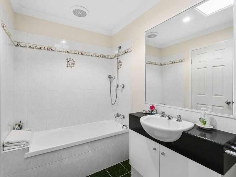 26 Molokai Crescent, Pacific Pines QLD 4211