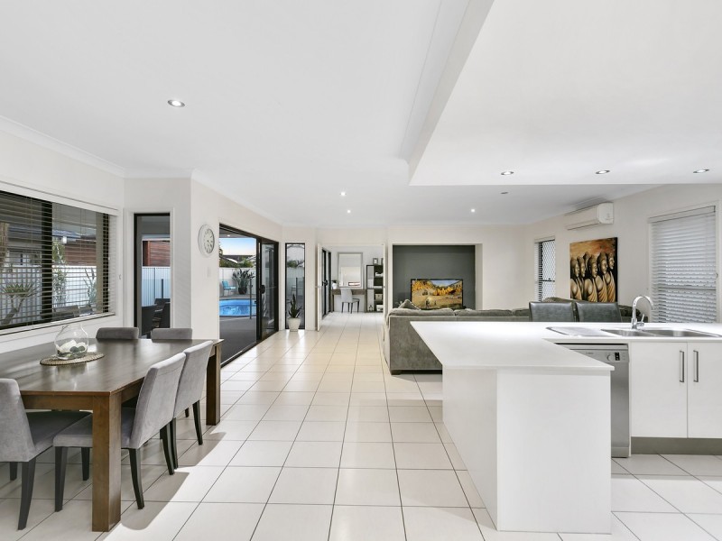17 The Close, Helensvale QLD 4212