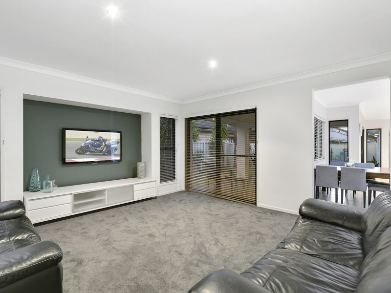 17 The Close, Helensvale QLD 4212