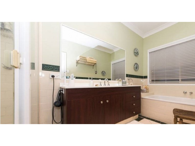 7 Pago Terrace, Pacific Pines QLD 4211