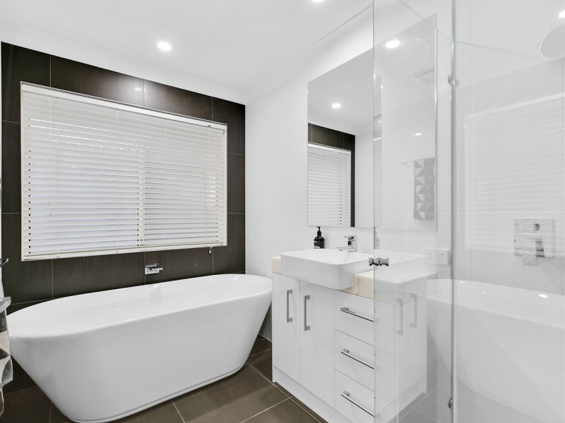 18 Bonin Close, Pacific Pines QLD 4211