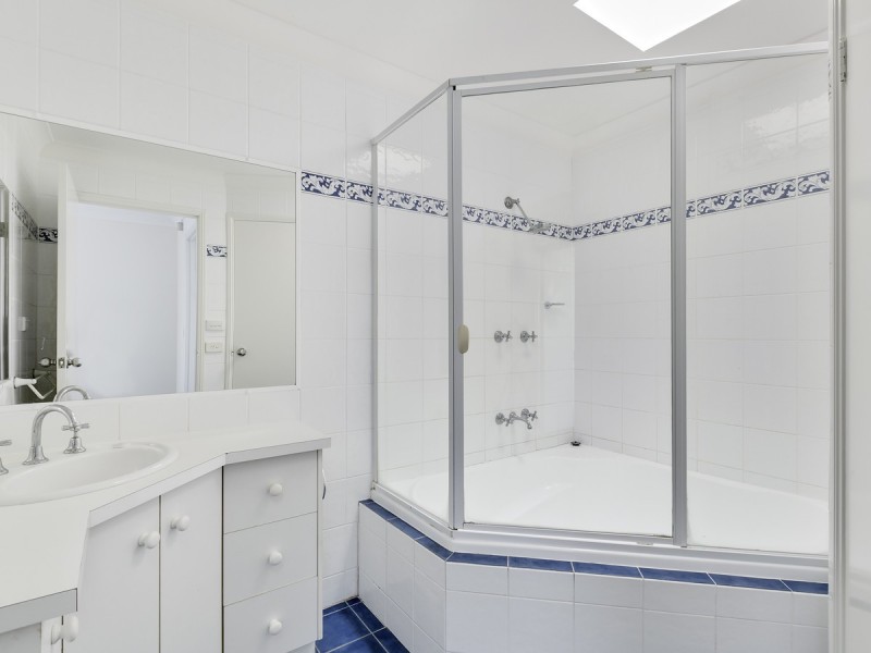 2/559 Pine Ridge Road, Biggera Waters QLD 4216