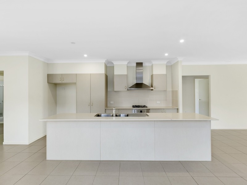 6 Kadie Place, Pacific Pines QLD 4211