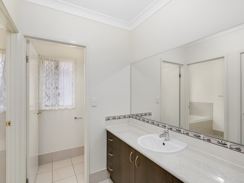 6 Kadie Place, Pacific Pines QLD 4211