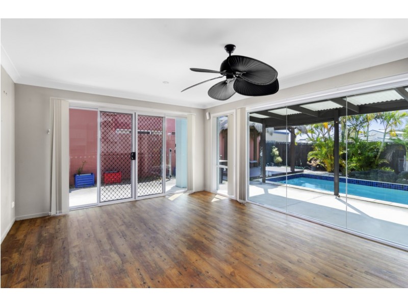 2 Ridgewood Close, Pacific Pines QLD 4211