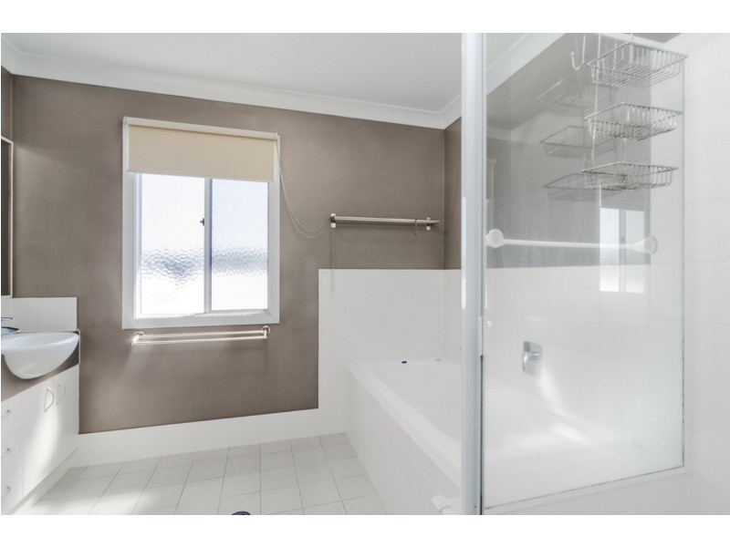 2 Ridgewood Close, Pacific Pines QLD 4211