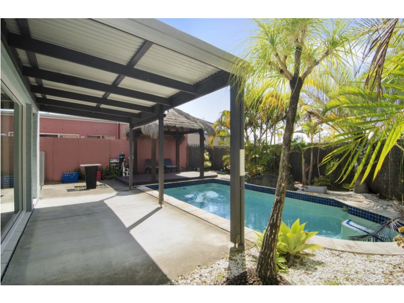 2 Ridgewood Close, Pacific Pines QLD 4211