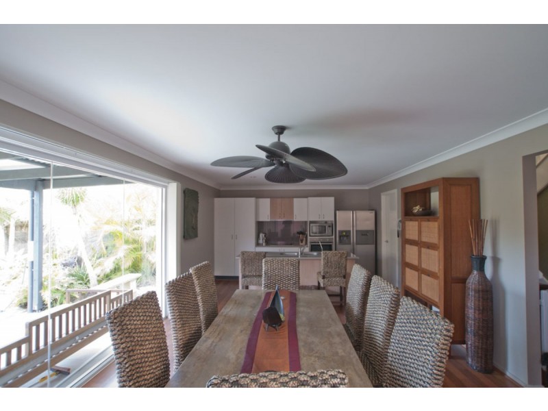 2 Ridgewood Close, Pacific Pines QLD 4211