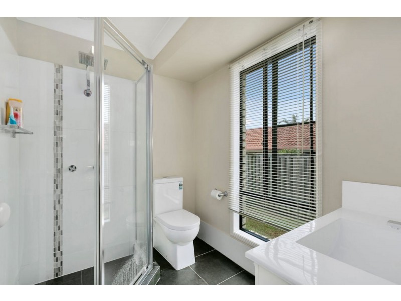 7 Palm Street, Pacific Pines QLD 4211