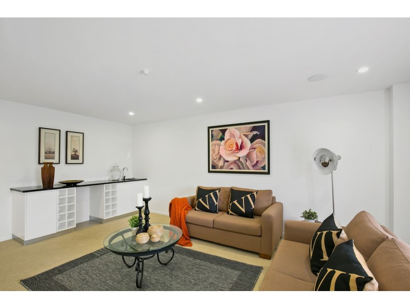 18 Rebecca Court, Broadbeach Waters QLD 4218