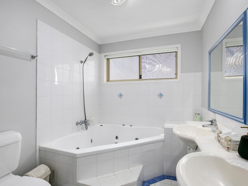 8 Motu Close, Pacific Pines QLD 4211