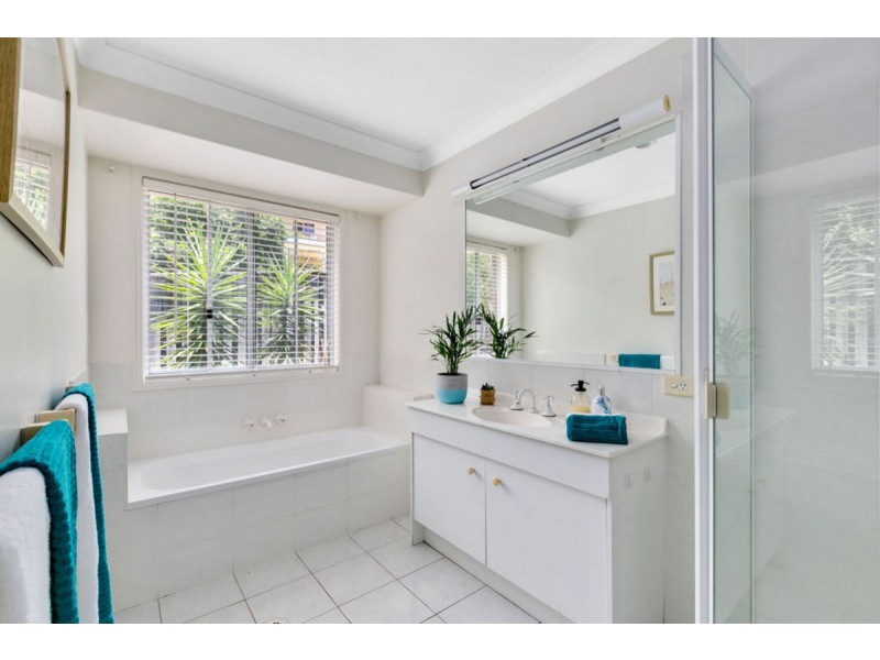 4 Windward Rise, Pacific Pines QLD 4211