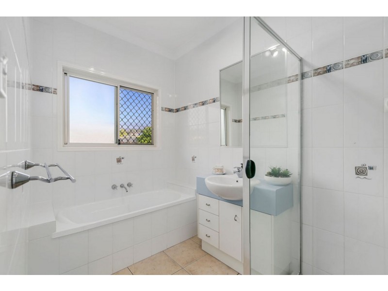 1 Ainslie Street, Pacific Pines QLD 4211