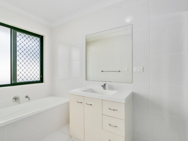 32 Rise Circuit, Pacific Pines QLD 4211