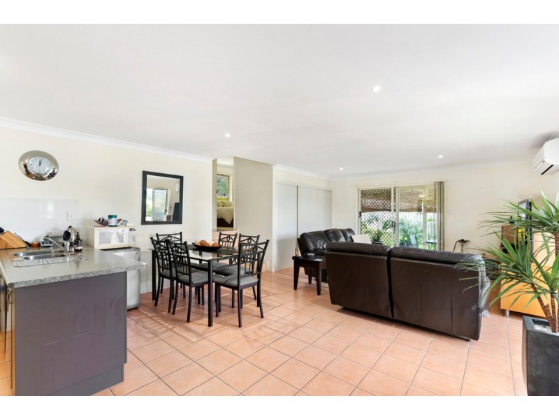 2/2 Cordeaux Place, Pacific Pines QLD 4211