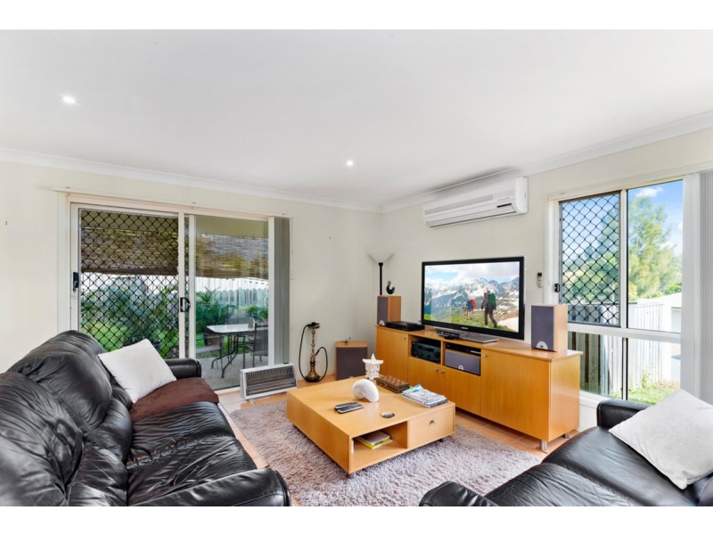 2/2 Cordeaux Place, Pacific Pines QLD 4211