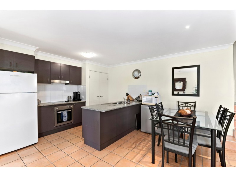 2/2 Cordeaux Place, Pacific Pines QLD 4211