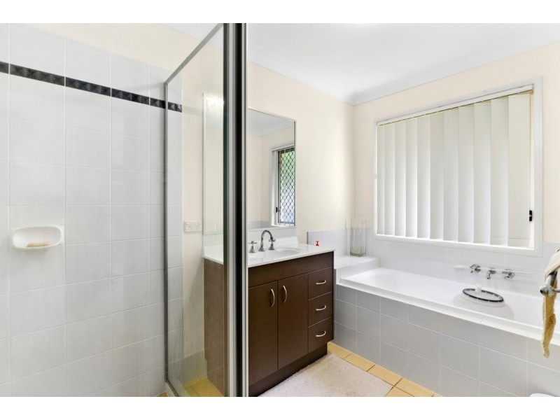 2/2 Cordeaux Place, Pacific Pines QLD 4211