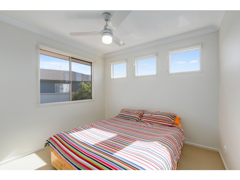 2/1 Ainsworth Street, Pacific Pines QLD 4211