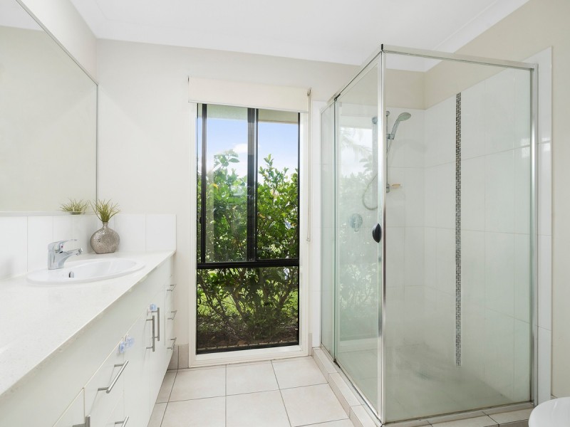 102 Wunburra Circle, Pacific Pines QLD 4211